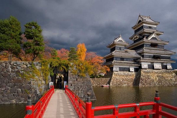 Японский замок Мацумото осенью
