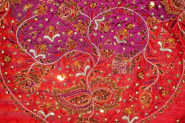 Красивая индийская вышивка зардози и известные её мастера